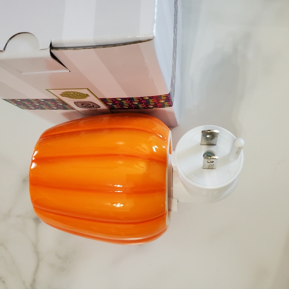 Cut it Out Scentsy Plugin Mini Warmer Pumpkin - Picture 6 of 14